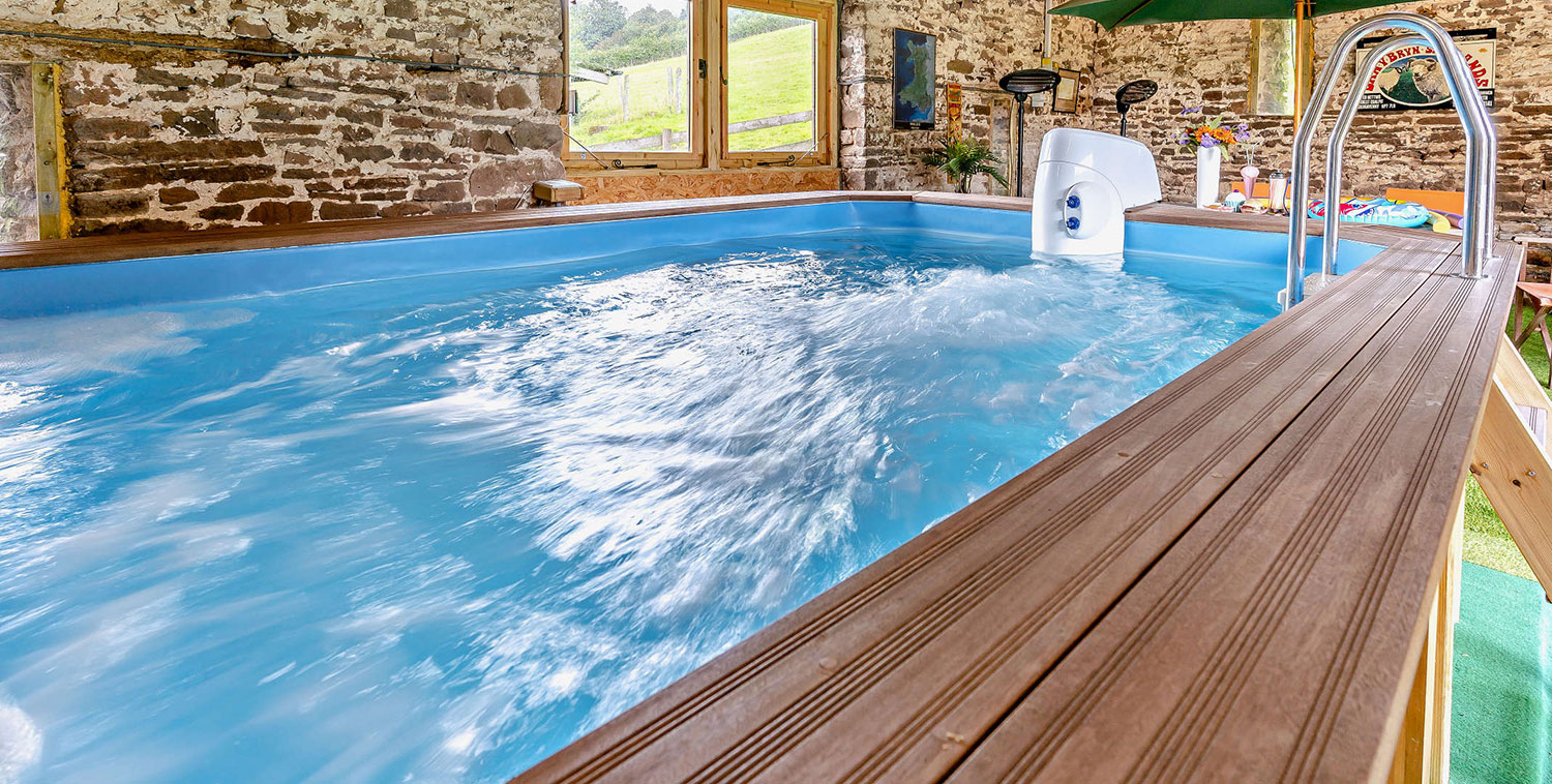 Indoor pool with resistance jets